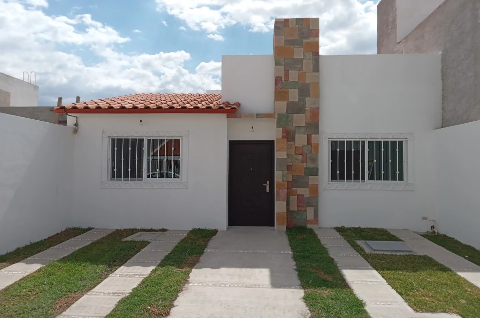 Casa en venta de una planta 3 recamaras con jardin en Queretaro